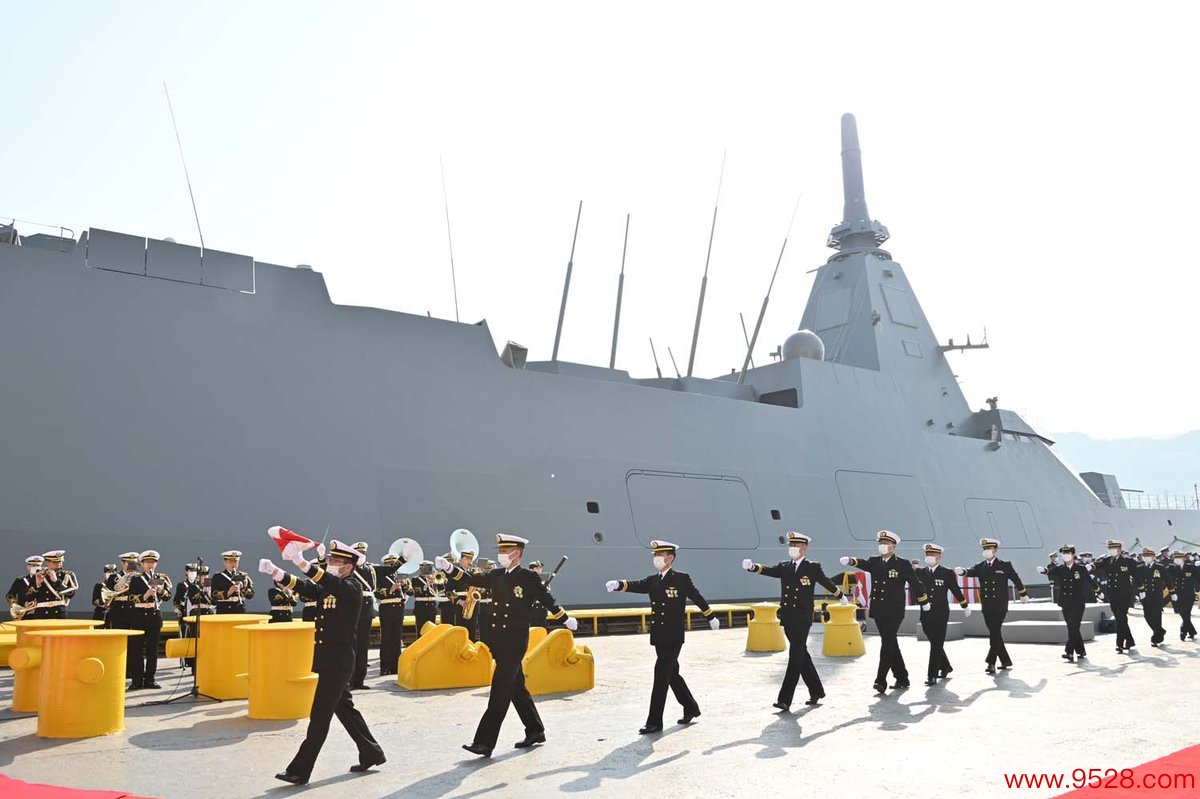 入伍庆典上，FFM-4“三隈”舰员正在排队登舰 图片开首：海上自保队